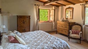 Poggio-al-Coniglio---Camera-da-letto-con-letto-king-size-ed-elementi-autentici