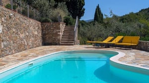Poggio-al-Coniglio---Piscina-esclusiva-con-doccia-e-lettini