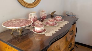 Poggio-al-Coniglio---dettaglio-ceramiche-e-specchio