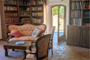 Poggio al Coniglio salotto con libreria