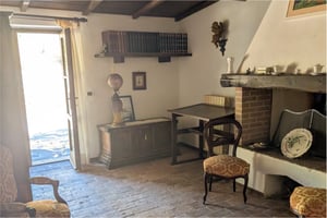 Poltrona d’epoca negli interni accoglienti di Poggio al Coniglio