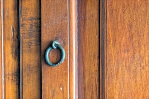 Dettaglio in legno artigianale negli interni di Poggio al Coniglio 17