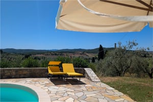 Piscina Poggio al Coniglio con vista sulle colline Toscane