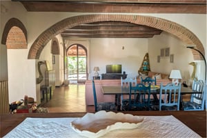 Interno caratteristico della villa Poggio al Coniglio 2