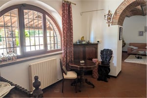 Interno caratteristico della villa Poggio al Coniglio