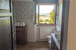 Bagno elegante delle camere di Poggio al Coniglio in Toscana