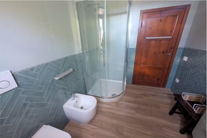 Bagno elegante delle camere di Poggio al Coniglio in Toscana